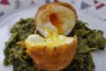 Uovo barzotto fritto su nido di cime di rapa