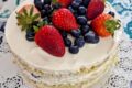 Naked Cake con crema diplomatica fragole e mirtilli